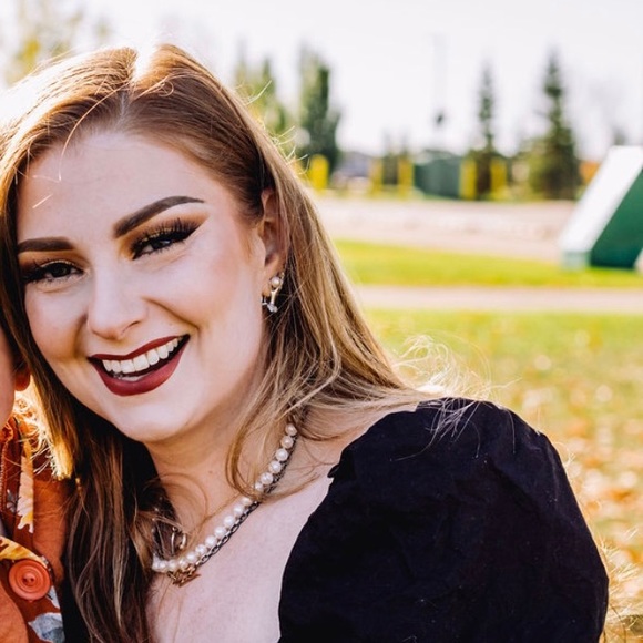 Meet your Posher, Katelynn - Picture 2 of 2